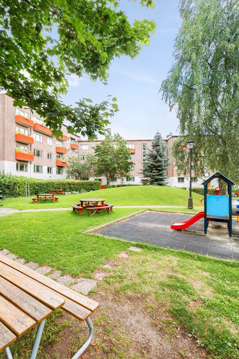 Med enkel adkomst fra leiligheten er borettslaget hage et naturlig og hyggelig sted å trekke til for å nyte varme sommerdager. Galleribilde