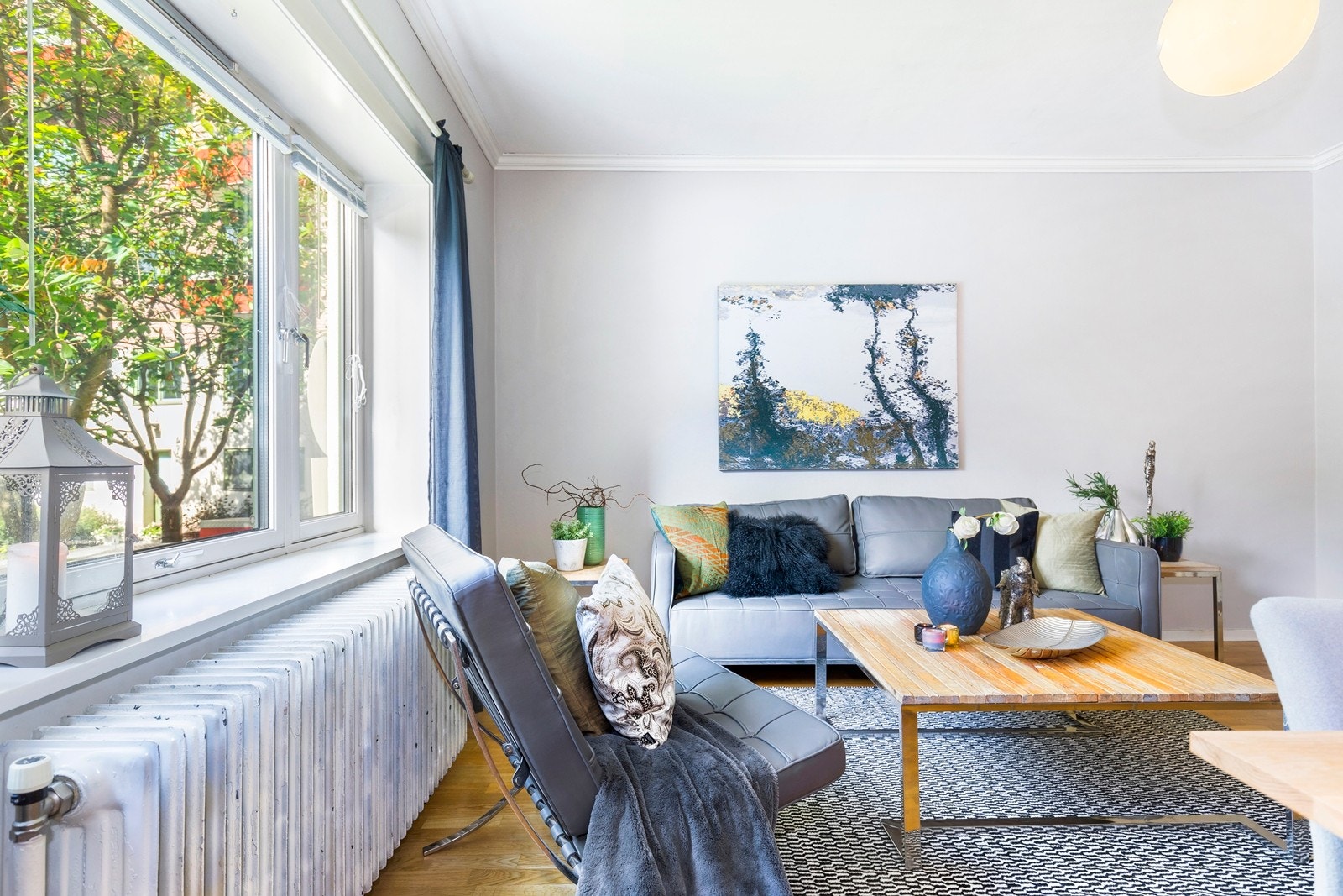 Fyring er inkludert i fellesutgiftene og boligen varmes opp via radiatorer tilknyttet fjernvarme. Galleribilde