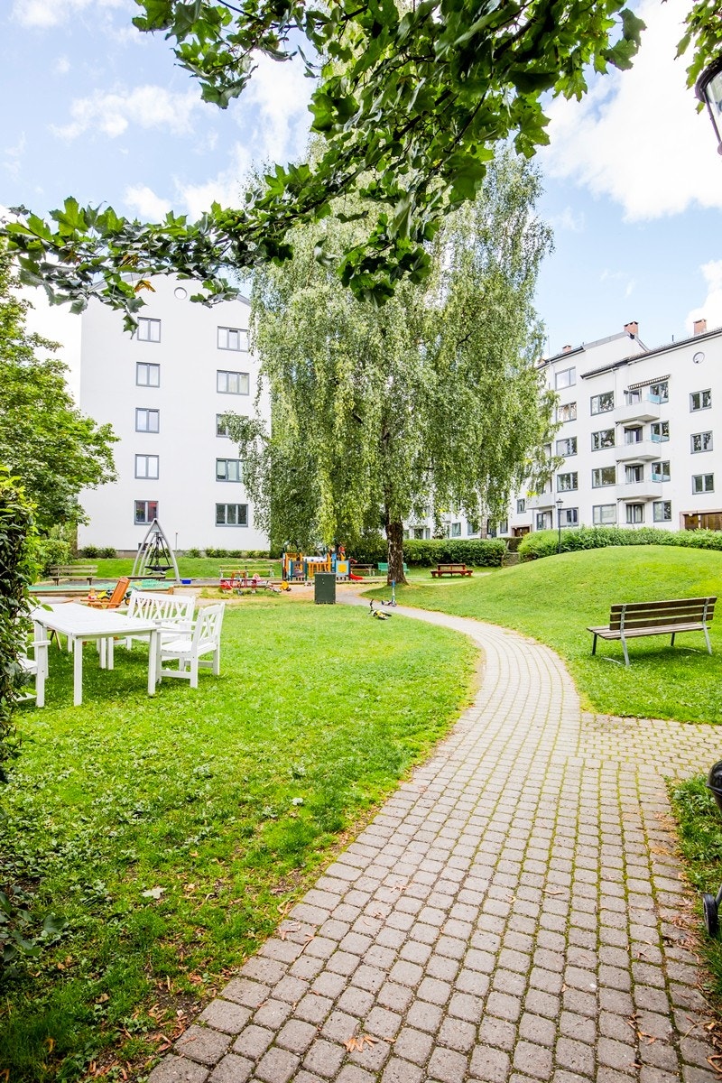Veldrevet borettslag som kan skilte med en flott opparbeidet bakgård til disposijon for beboerne sine. Galleribilde