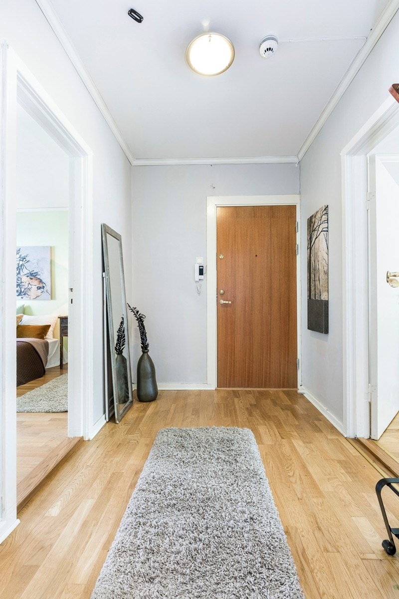 Romslig og innbydende gang med rikelig med plass for garderobeløsning. Galleribilde