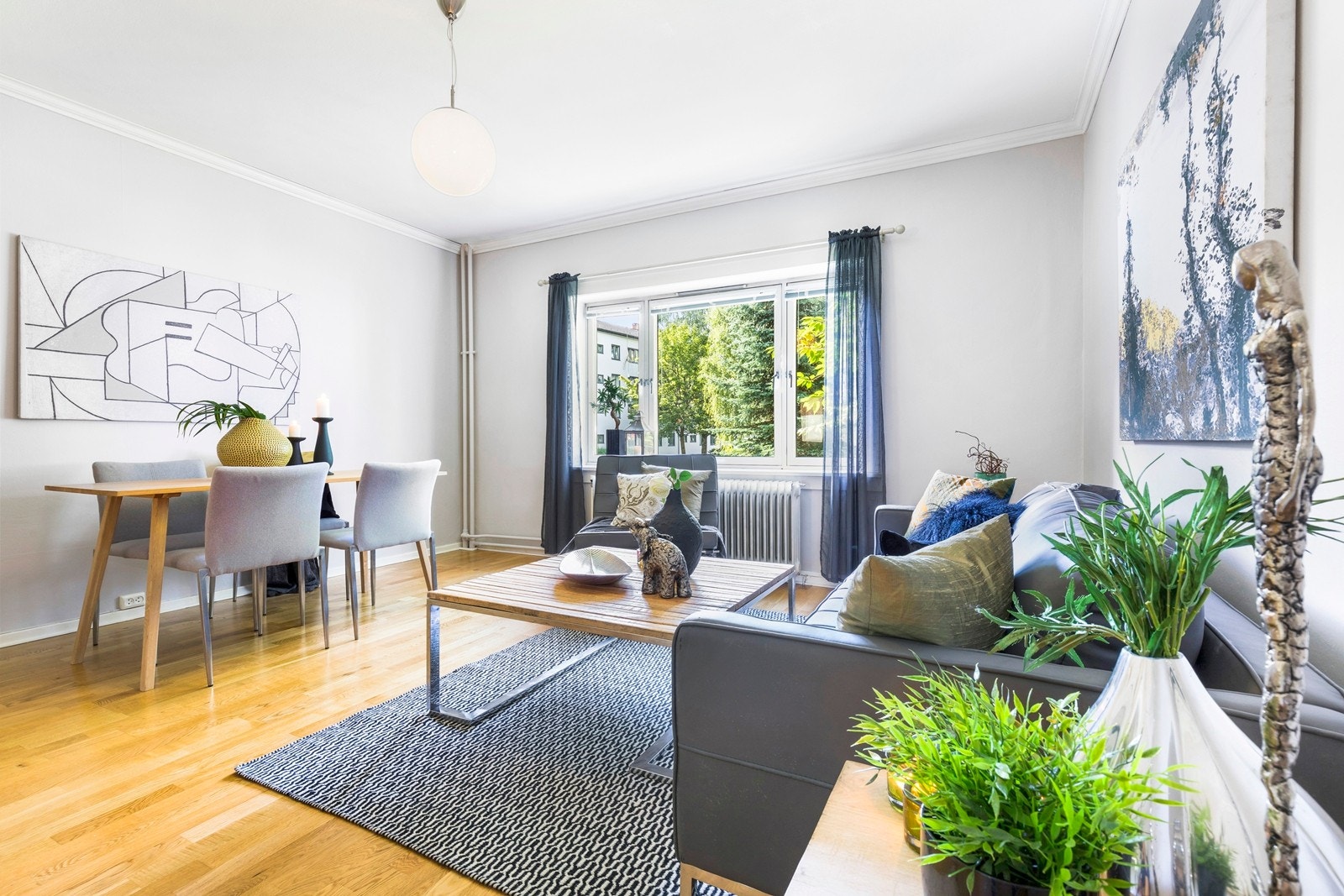 Romslig og veldimensjonert stue med god plass til sofagruppe og spisestue. Store vindusflater slipper inn godt med lys og gir en god romfølelse. Galleribilde