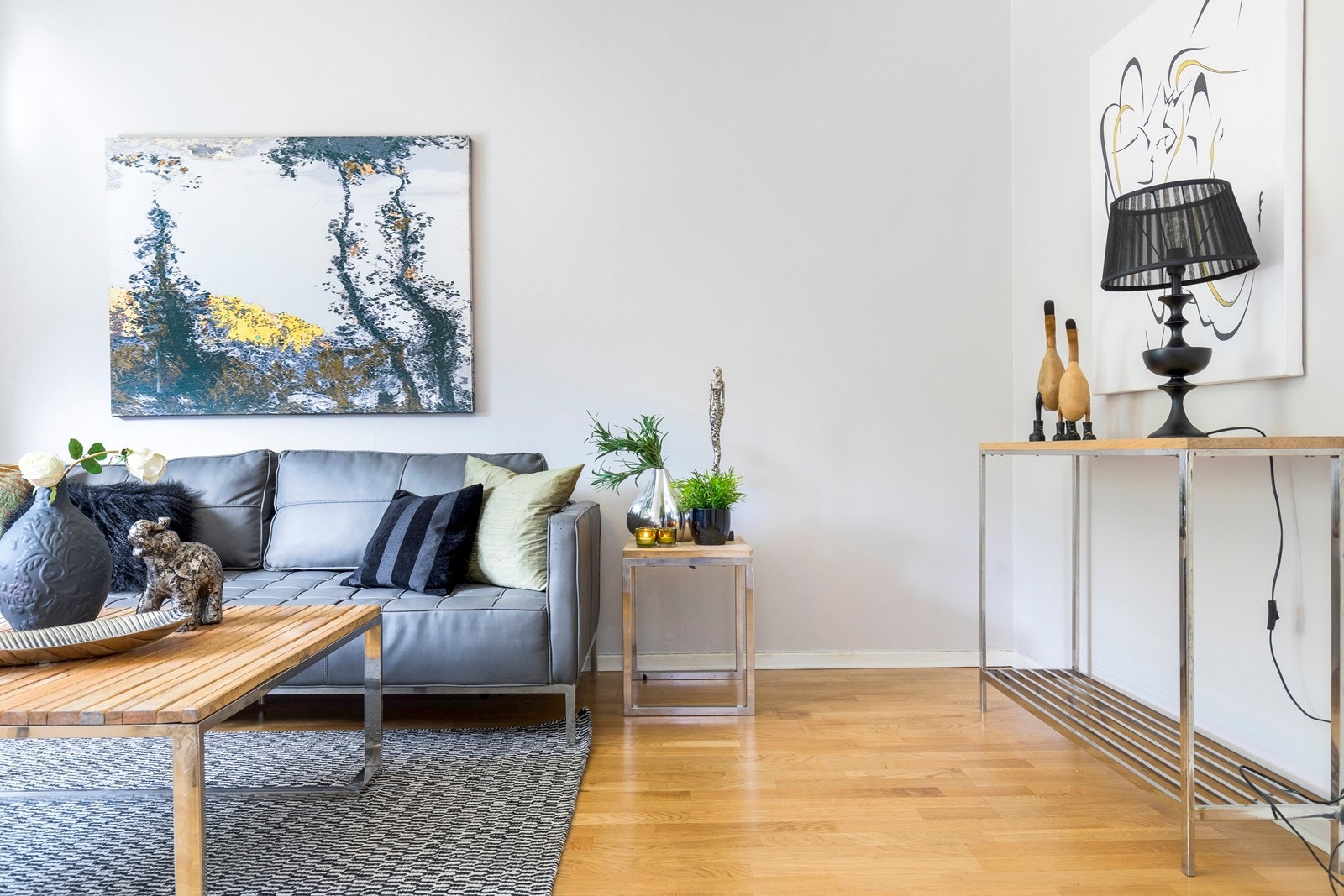 Stuen har en fin 2-stavs parkett på gulv som går igjen i hele leiligheten. Galleribilde