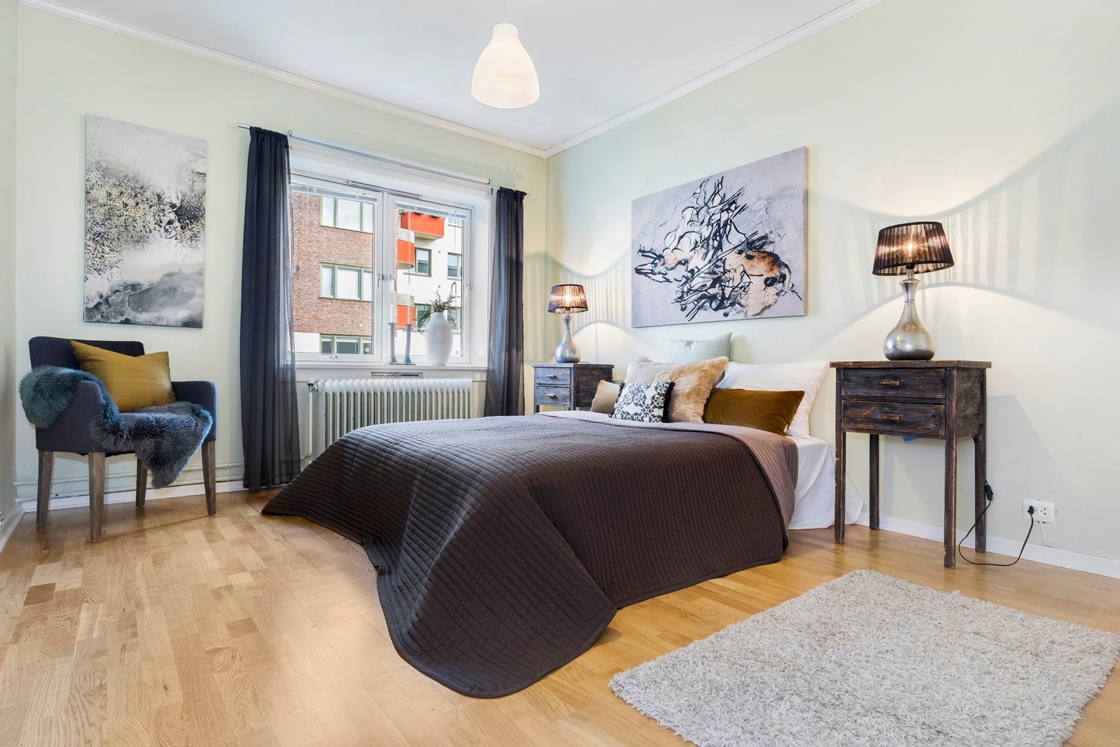 Et lunt og romslig hovedsoverom med god plass til stor dobbeltseng og rikelig med plass for garderobemuligheter. Soverommet vender inn mot rolig sidegate og er således godt skjermet for støy og sjenanse. Galleribilde