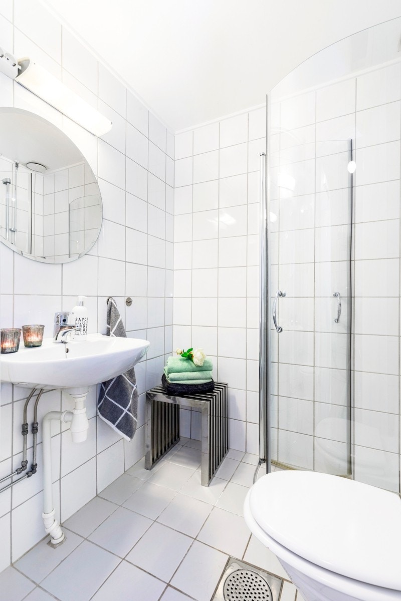 Badet er i senere tid oppgradert med innfellbare dusjvegger i glass som sikrer god plassutnyttelse. Galleribilde