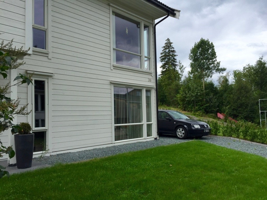 Utvendig. Egen parkeringsplass ved inngang. Galleribilde