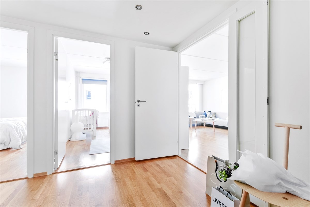 Meget romslig entré/hall med god skapplass og en praktisk bod Galleribilde
