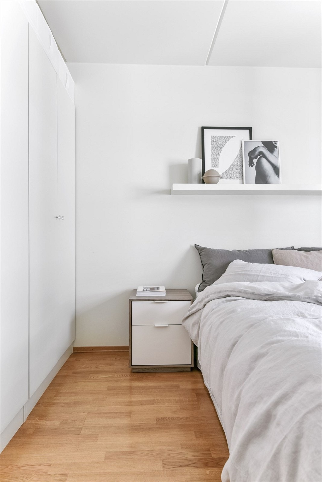 To gode soverom med plass til dobbeltseng og garderobe Galleribilde