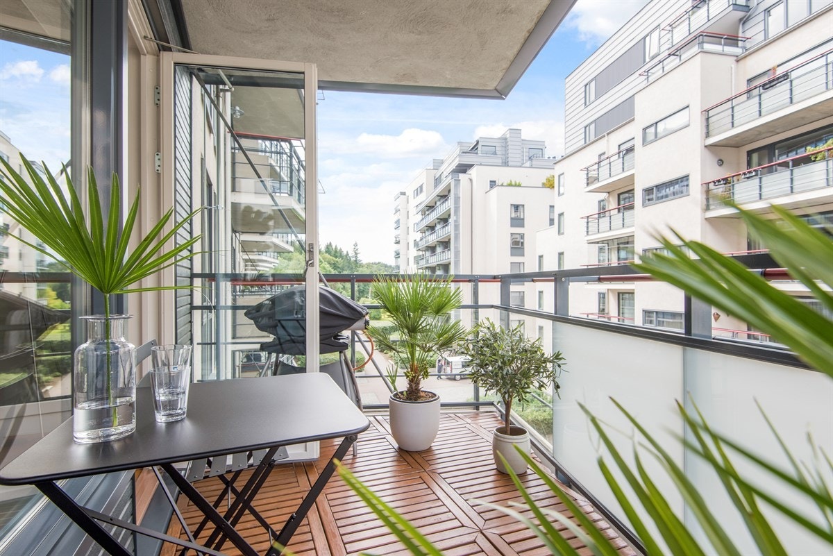 En lys og lekker 3-roms selveierleilighet i 4.etasje med balkong, garasjeplass og heisadkomst. Galleribilde