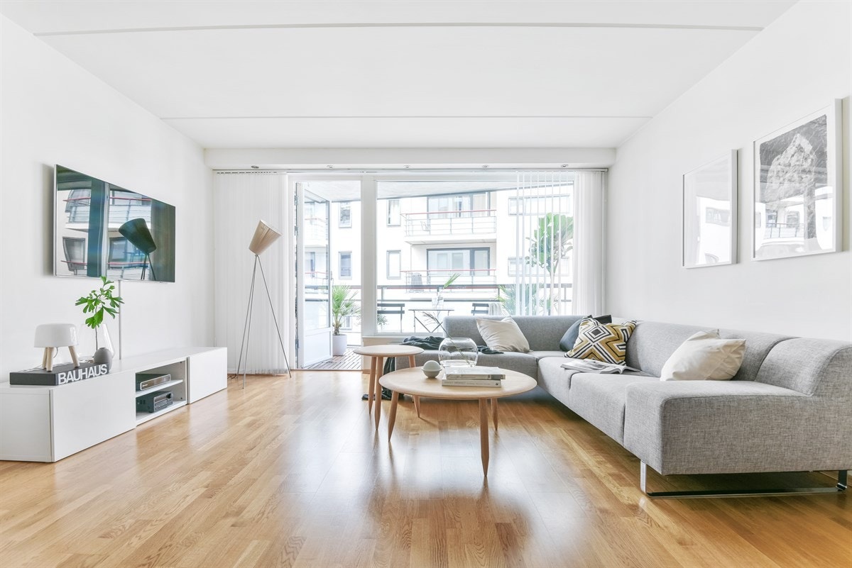 Lys og fin stue i åpen løsning med god plass til sofagruppe og spiseplass. Galleribilde