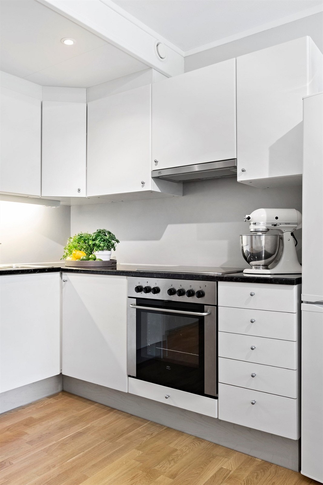 Her har du integrert stekeovn og koketopp, samt oppvaskmaskin - Kjøleskapet er frittstående, men følger boligen Galleribilde