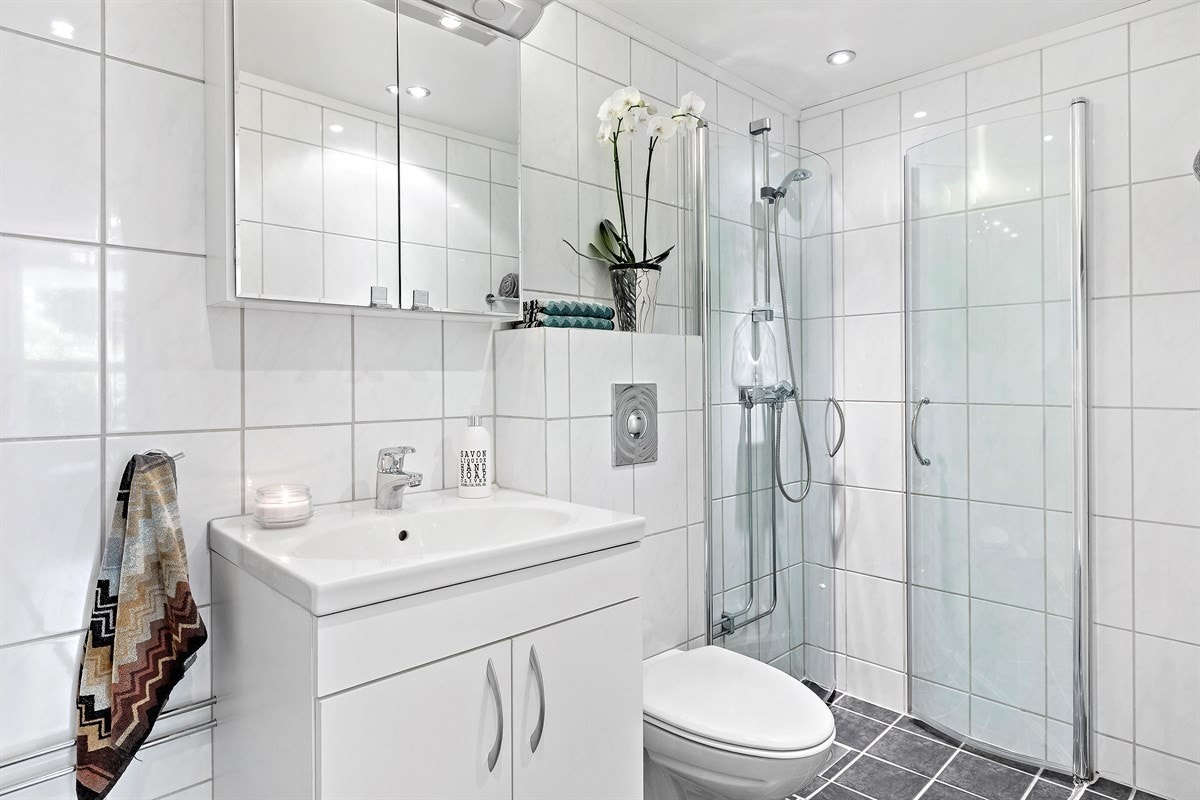 Pent flislagt og romslig bad fra 2006/07 - Gulvvarme - Downlights i taket Galleribilde