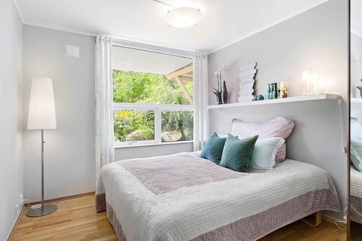 Stort soverom med god plass til dobbeltseng Galleribilde