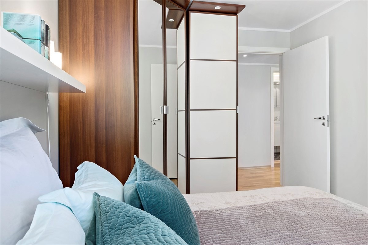 Godt med oppbevaringsplass i skap på soverom Galleribilde