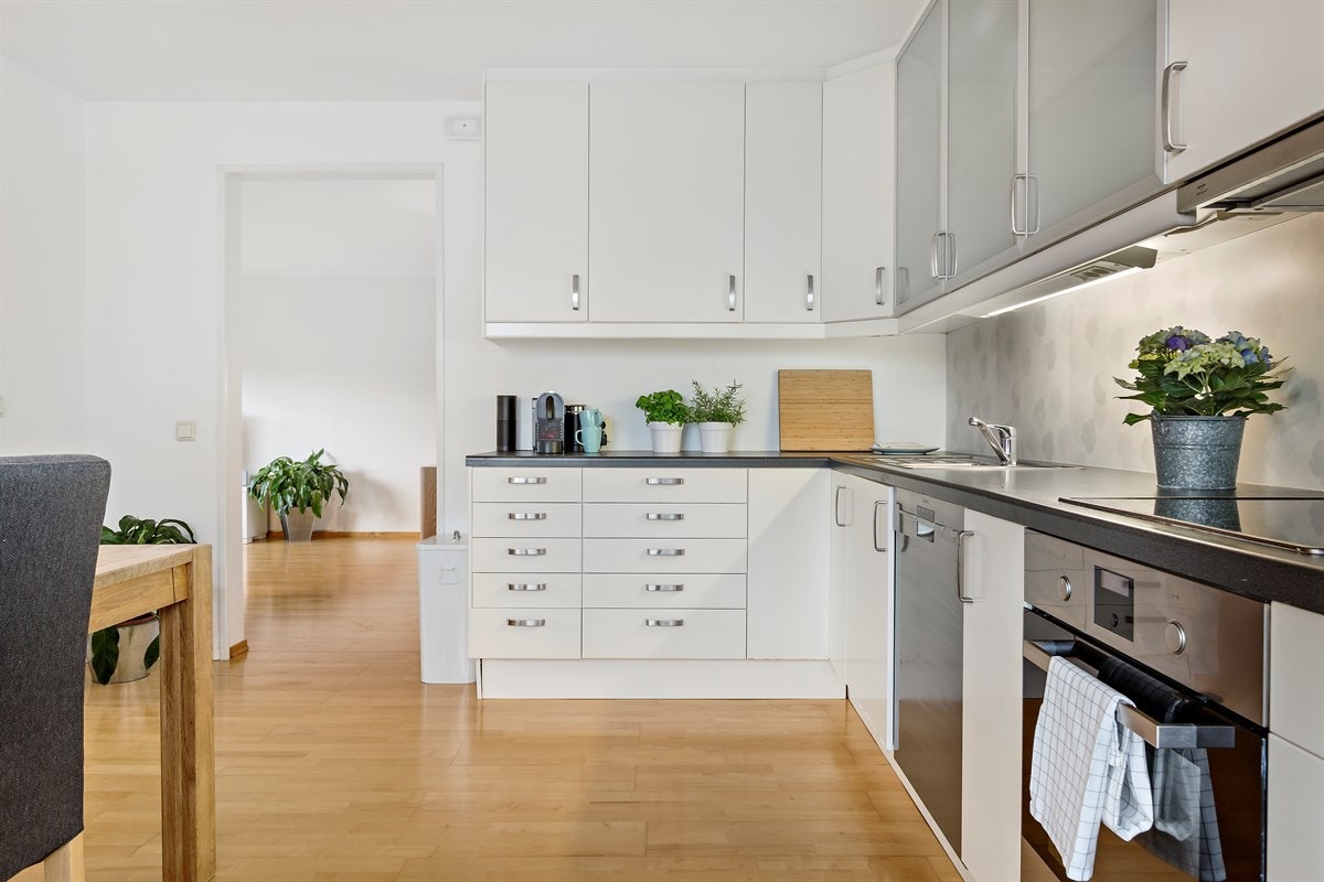 Pent og romslig kjøkken med god skap -og benkeplass. Galleribilde