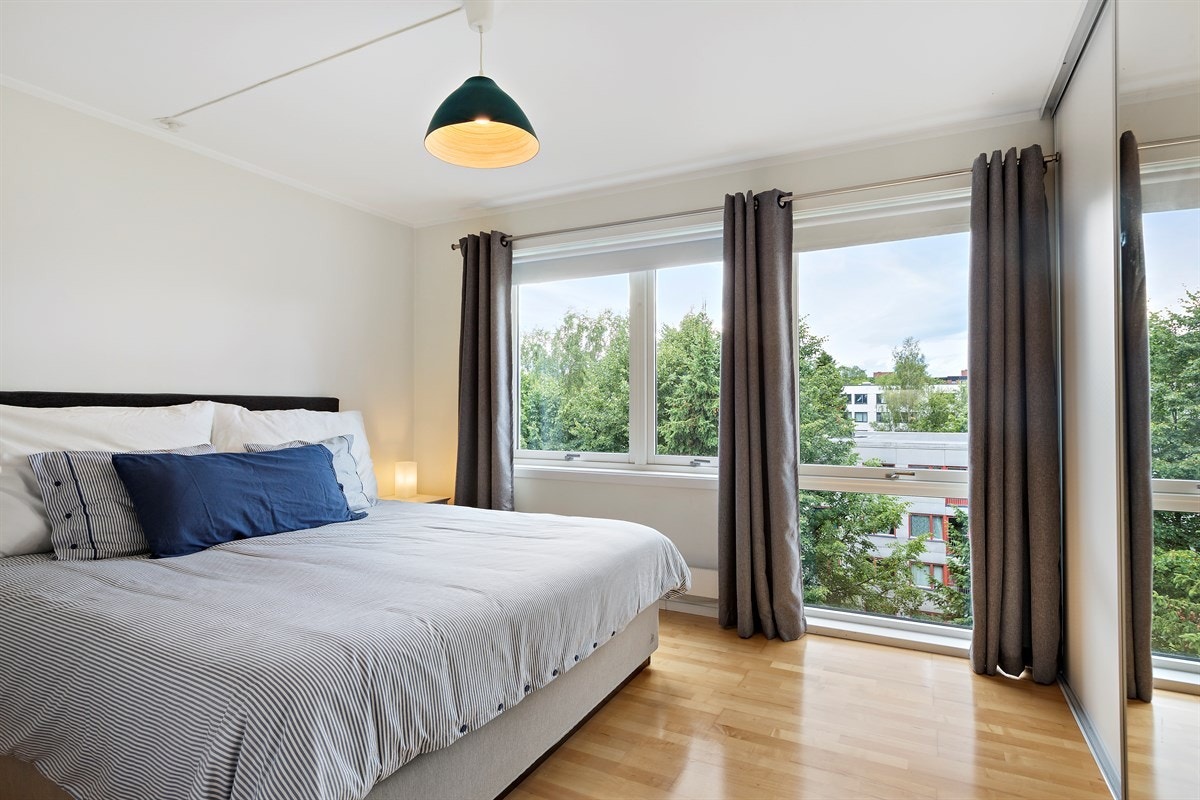 Romslig soverom med stor garderobe med 3 skyvedører. Galleribilde