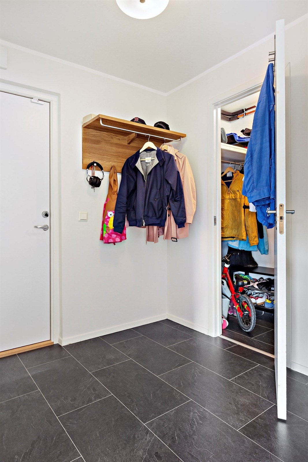 I entreén er også en romslig bod med god plass til å sette fra seg sko og henge av yttertøy. Galleribilde