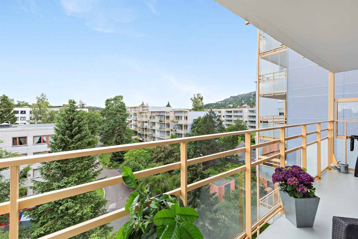 Fra stuen er det utgang til en 10 kvm veranda med pent utsyn og kveldssol. Galleribilde