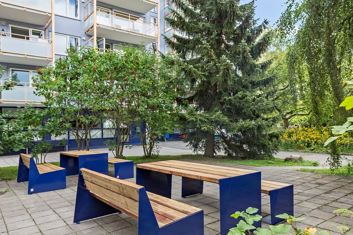 Flere koselige sitteplasser utenfor. Galleribilde