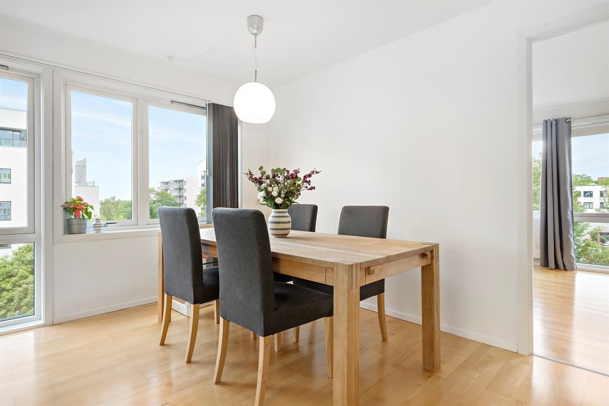 God plass til spisestue på kjøkkenet. Galleribilde