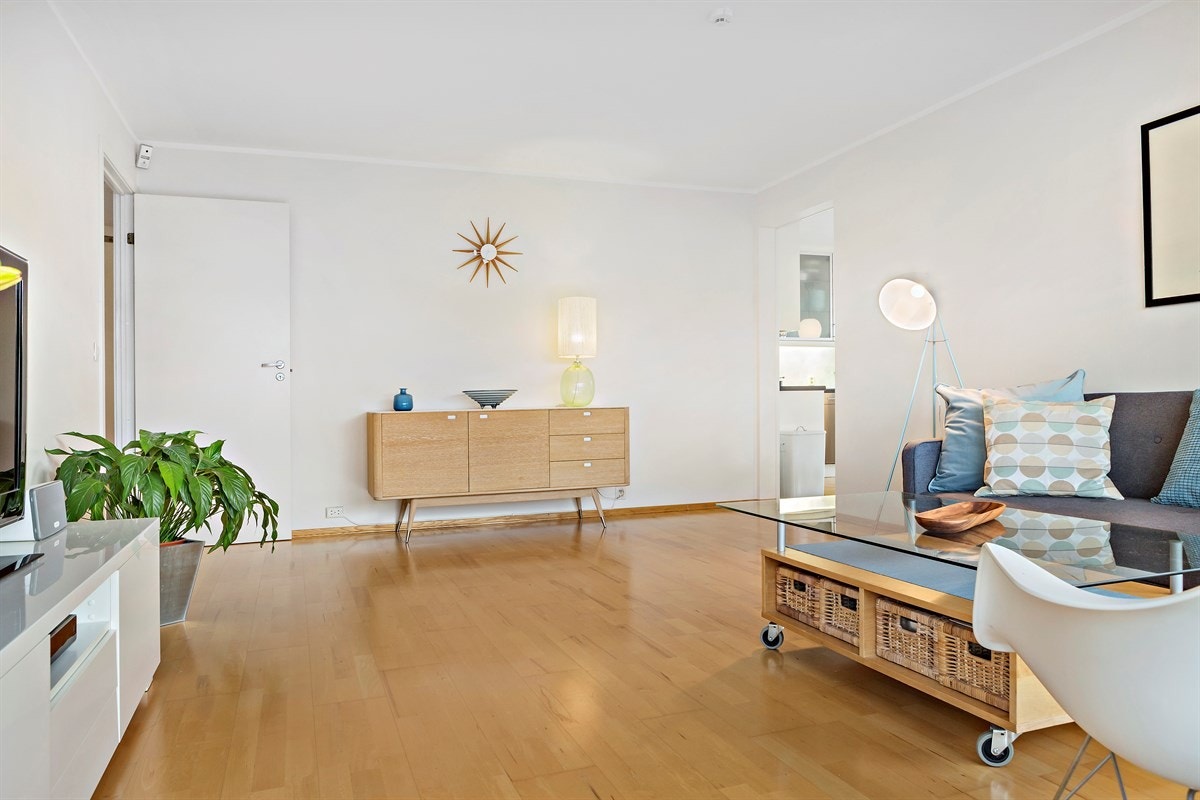 De store vindusflatene, lyse materialvalg gir en lett og delikat stue. Galleribilde