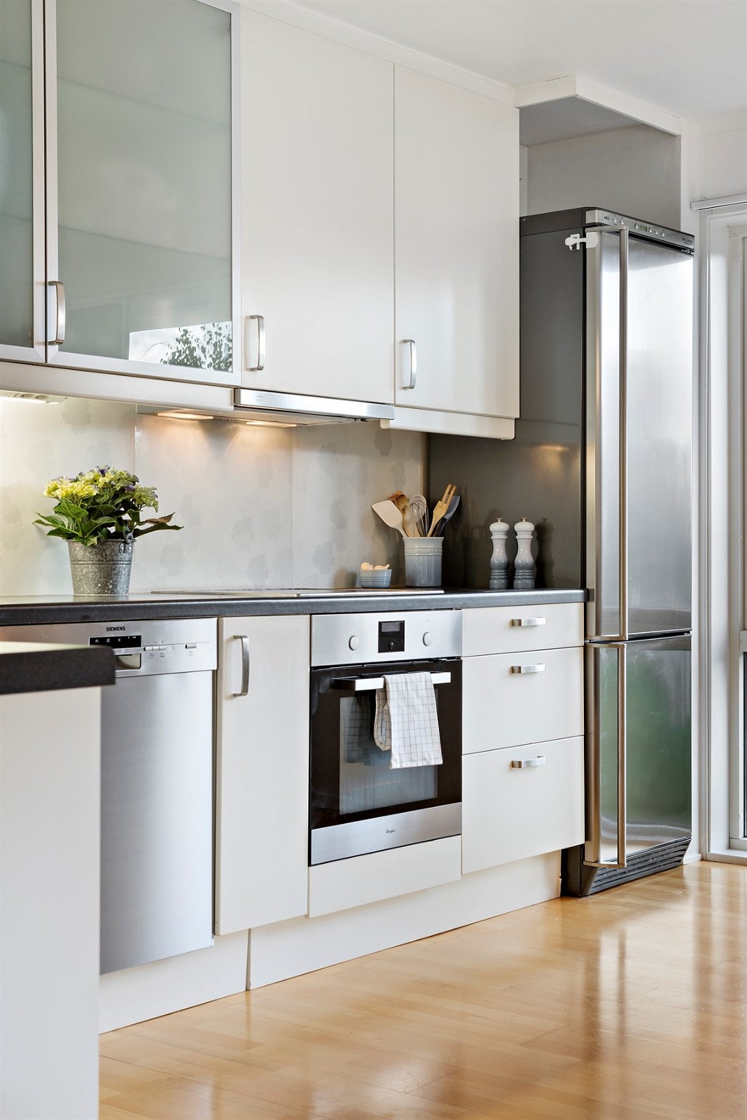 IKEA kjøkkeninnredning med integrerte hvitevarer. Galleribilde