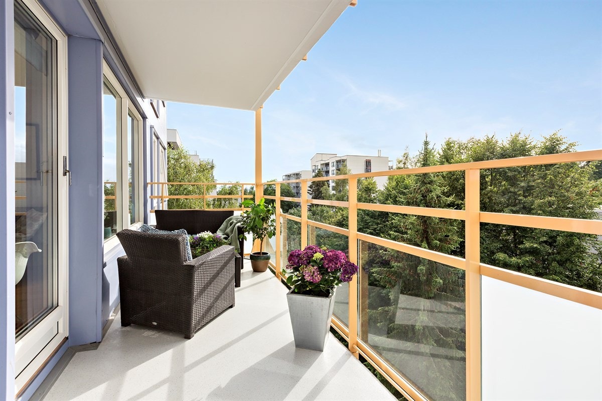 Balkongen er rehabilitert i 2013 av borettslaget og ligger fint og skjermet til uten gjenboere. Galleribilde