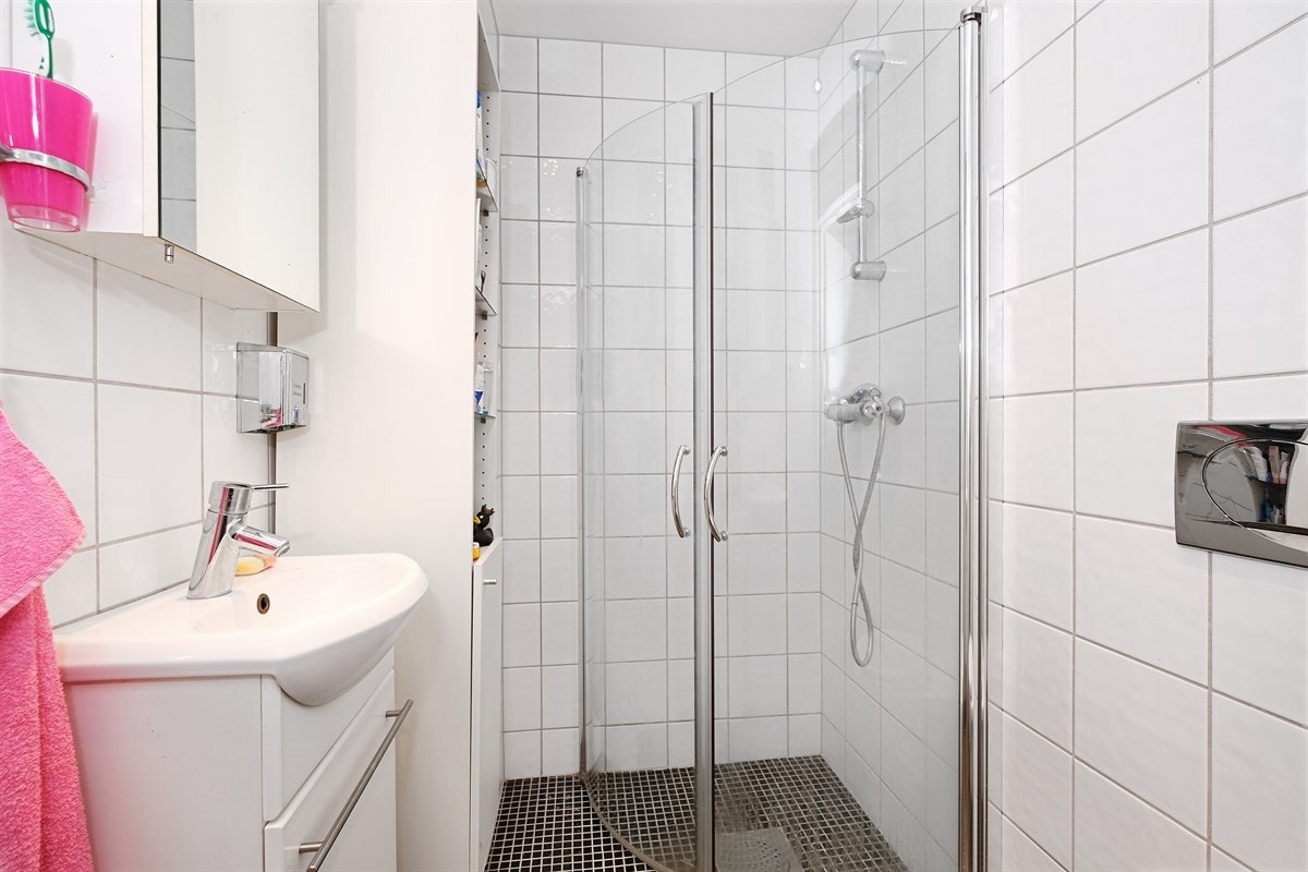 Flislagt bad i 1. etasje Galleribilde