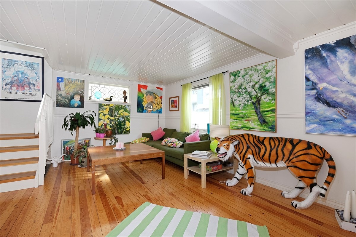 Stor, lys og gjenomgående stue Galleribilde