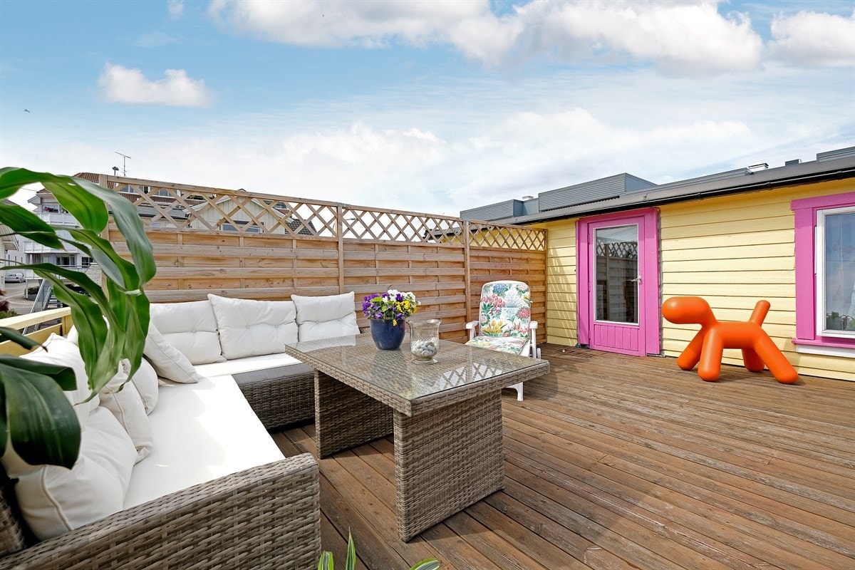 Eiendommen har både terrasse og takterrasse - her ser vi takterrassen Galleribilde