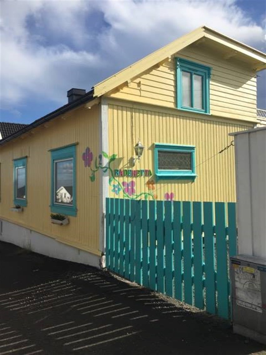 Da tar vi turen inn porten - inngjerdet tomt Galleribilde