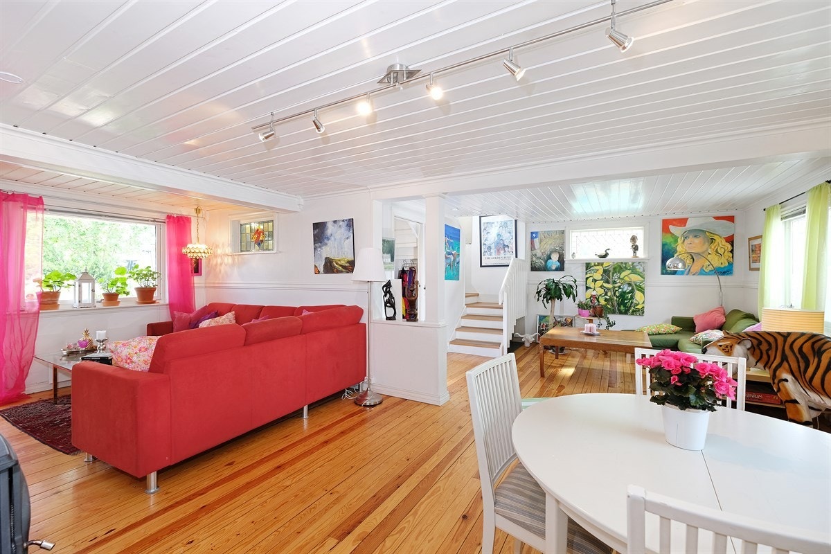 Som vi ser på bildet er det plass til to sofagrupper, spisestue og tiger i stua... Galleribilde