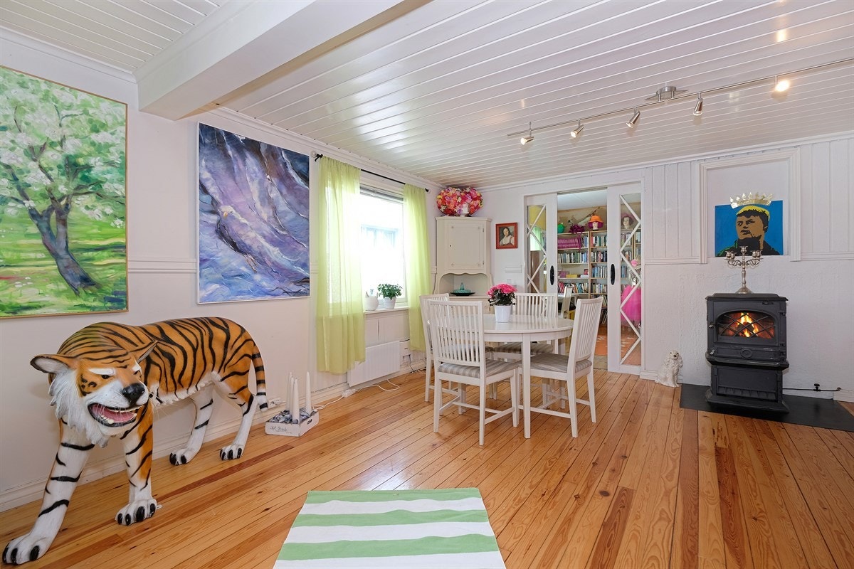 Tiger'n til Hilde trenger du ikke å bekymre deg for - den medfølger heller ikke i salget - men peisovn er jo kjekt å ha når det blir høst igjen... Galleribilde