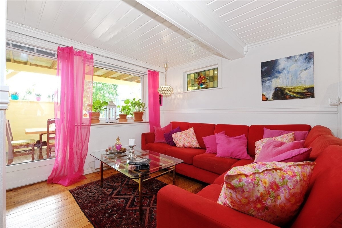 Fra stua er det utgang til en stor og overbygget terrasse mot syd Galleribilde