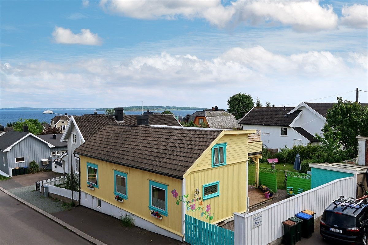 Da avslutter vi med noen fasade og havebilder Galleribilde