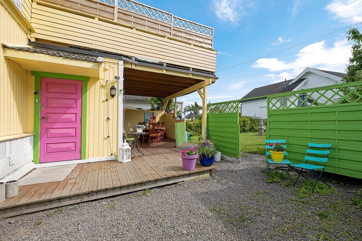 Gårdsplass for parkering - overbygget terrasse mens den rosa døren er inngangsdøren Galleribilde