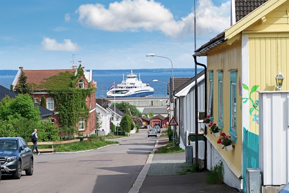 Eneboligen ligger i sentrum og som vi ser er det ikke så lange veien ned til de nye Bastøferjene Galleribilde