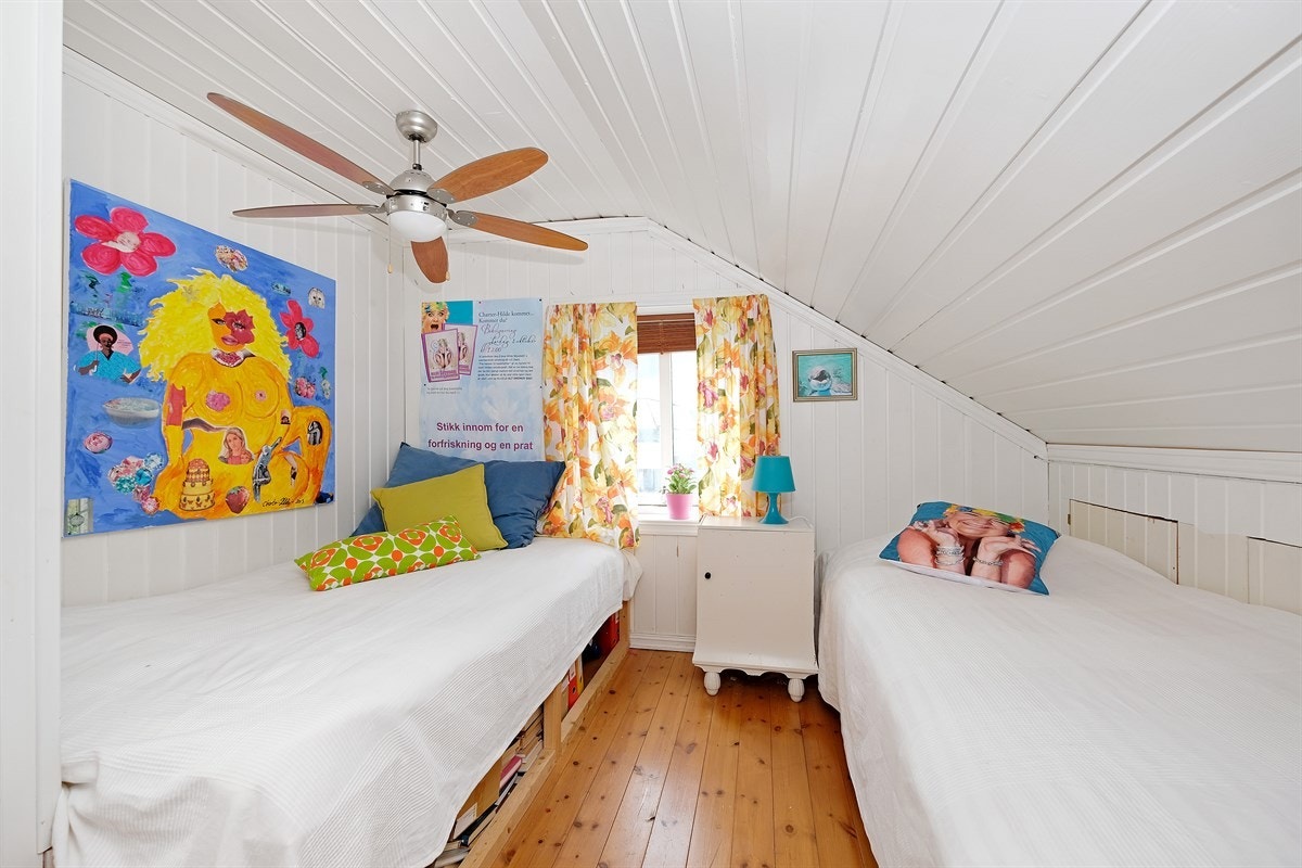 I 2. etasje finner vi to soverom, bad/wc og takterrasse. Her ser vi soverom 1 Galleribilde