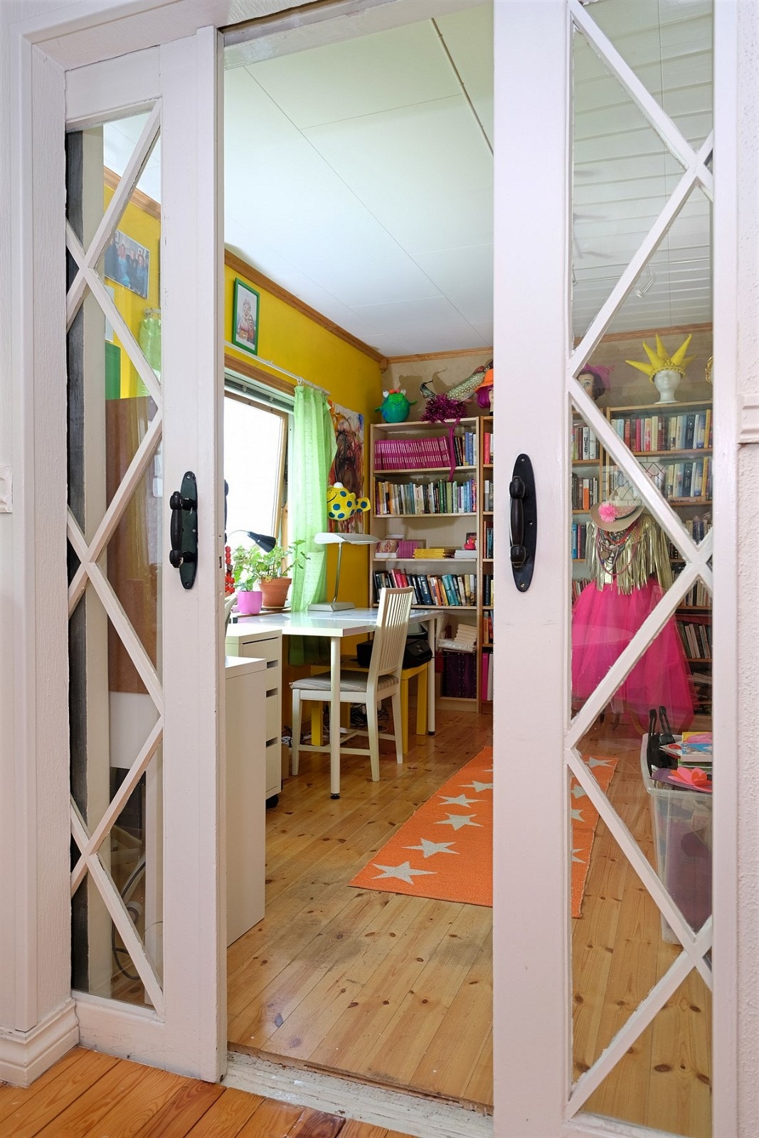 Her ser vi fra spisestua og mot soverommet/kontoret i 1. etasje - fine glassdører Galleribilde