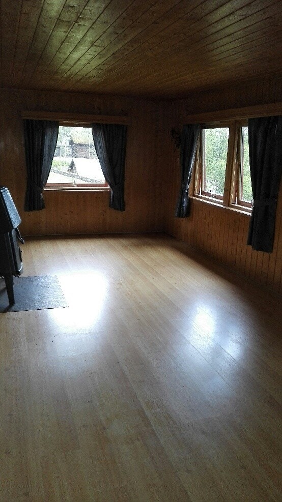 del av stue med vedovn Galleribilde