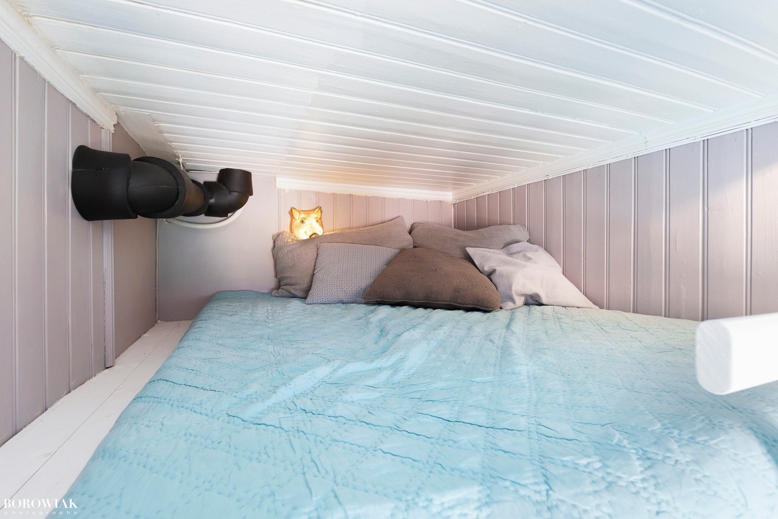 Praktisk plassbygd hems over garderoben sikrer god plassutnyttelse med soveplass for to. Galleribilde