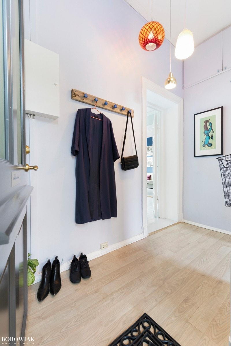 Romslig entrée med tilknytning til stue og hovedsoverommet. Selve entrèen gir gode oppbevaringsmuligheter med plass for garderobe i tillegg til eksisterende innebygd skap. Galleribilde