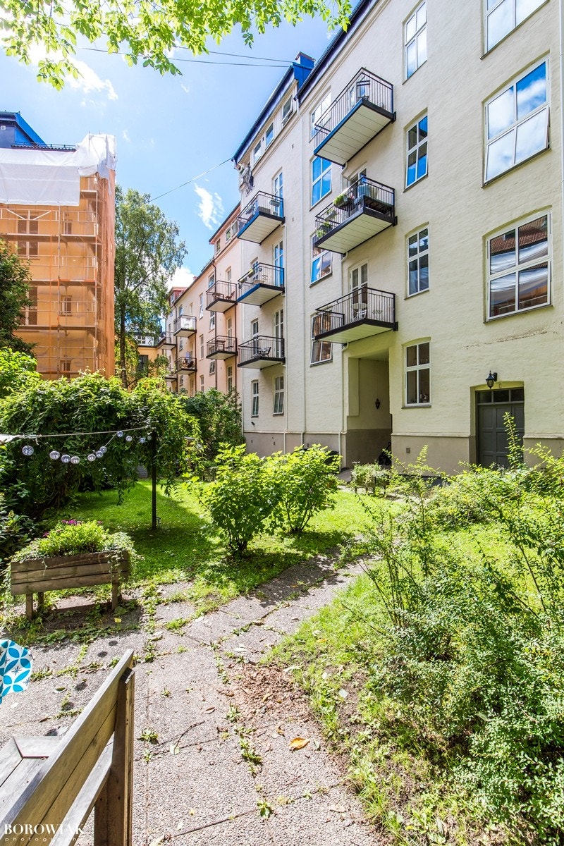 Flott felles bakgård til disposisjon for beboerne med enkel adkomst via portrom. Galleribilde