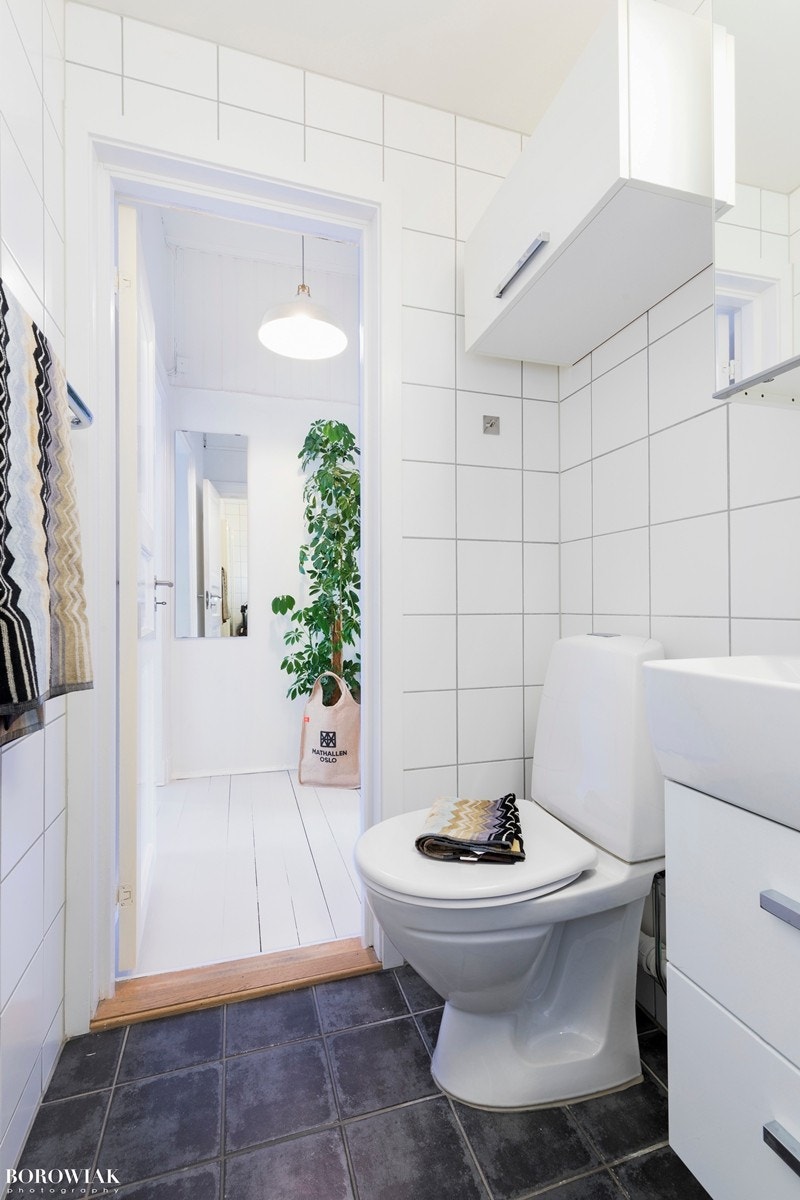 Badet ble pusset opp i 2009 og fremstår som delikat og tidsriktig. Opplegg for vaskemaskin og tørketrommel i skyvedørsgarderobe på gjesterommet. Galleribilde