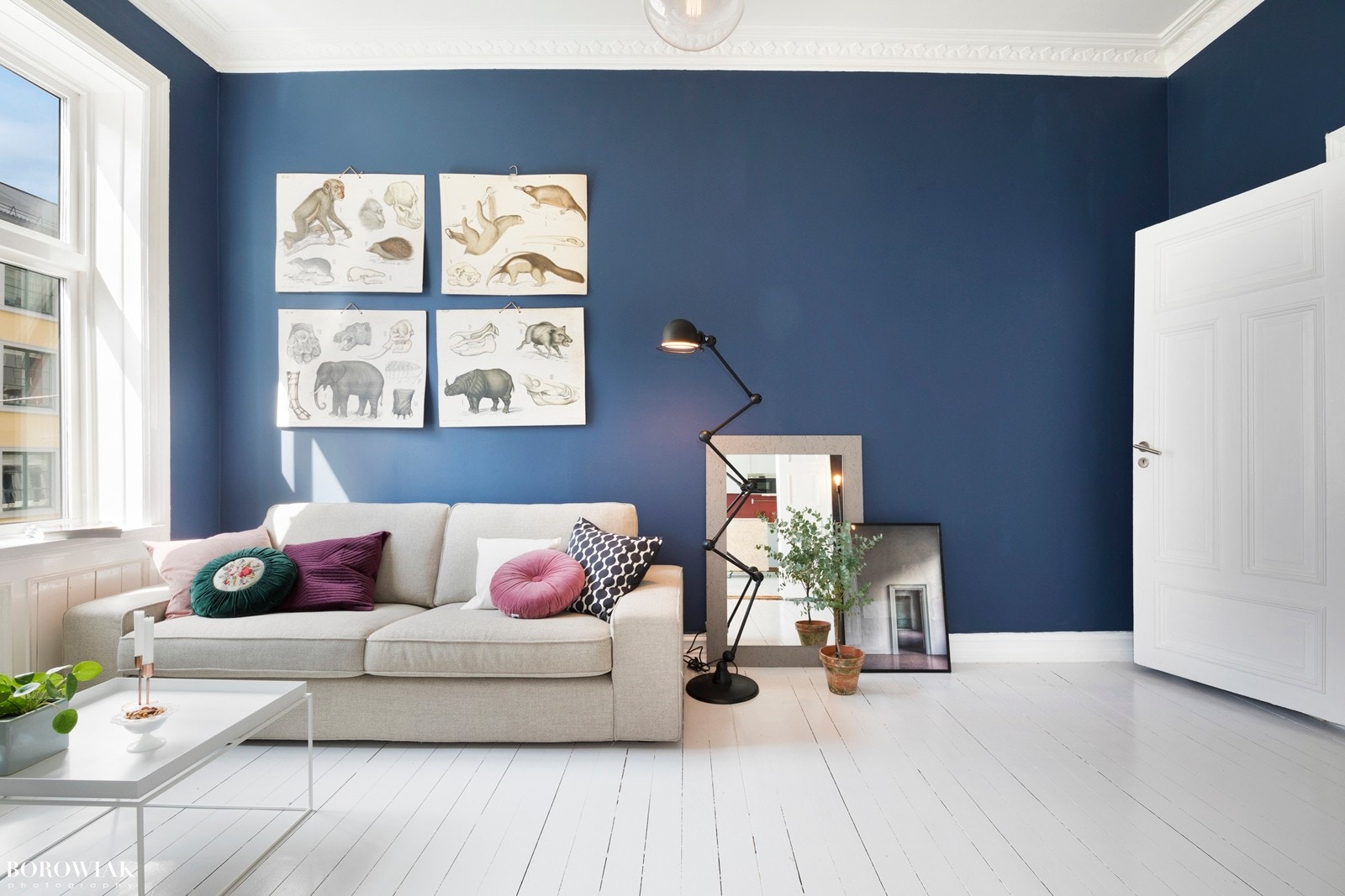 Stuen har store vindusflater som slipper inn godt med lys og gir i kombinasjon med generøs takhøyde på 3,16m en fantastisk romfølelse. Galleribilde