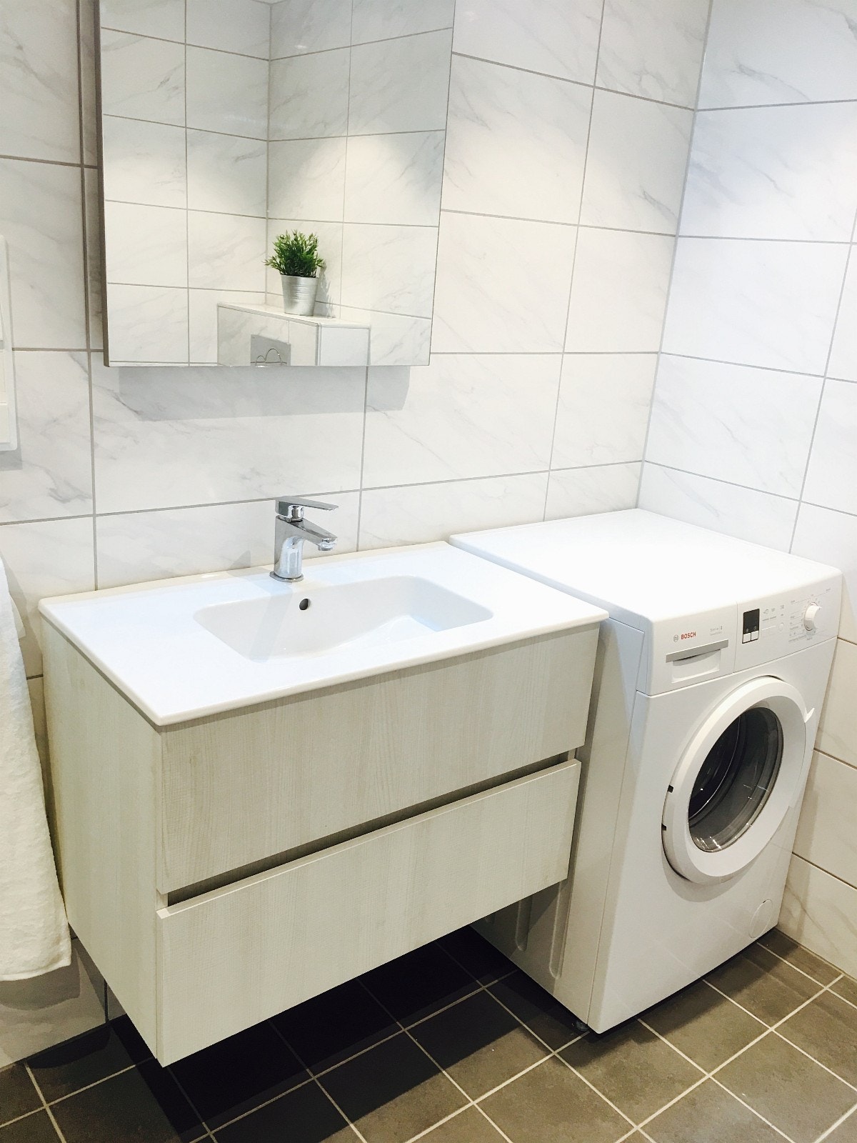 Baderom med vaskemaskin Galleribilde