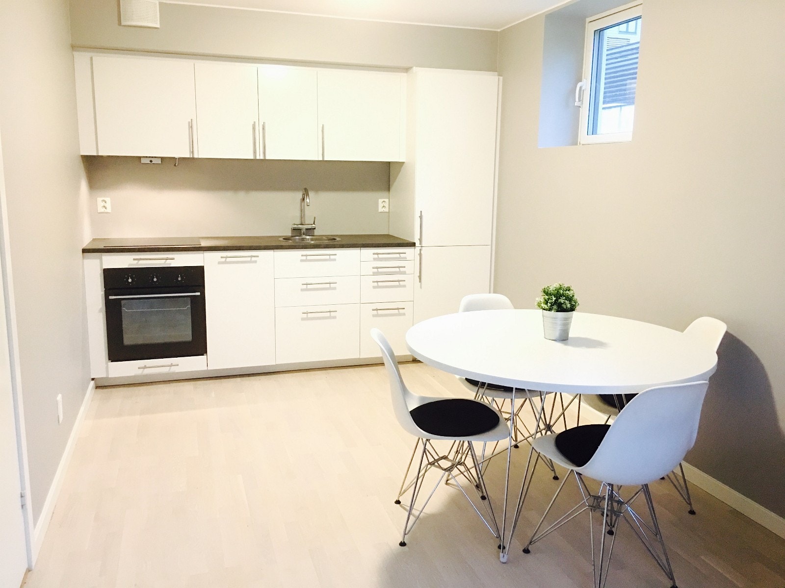 Lekkert spisebord med stoler fra Eames Galleribilde