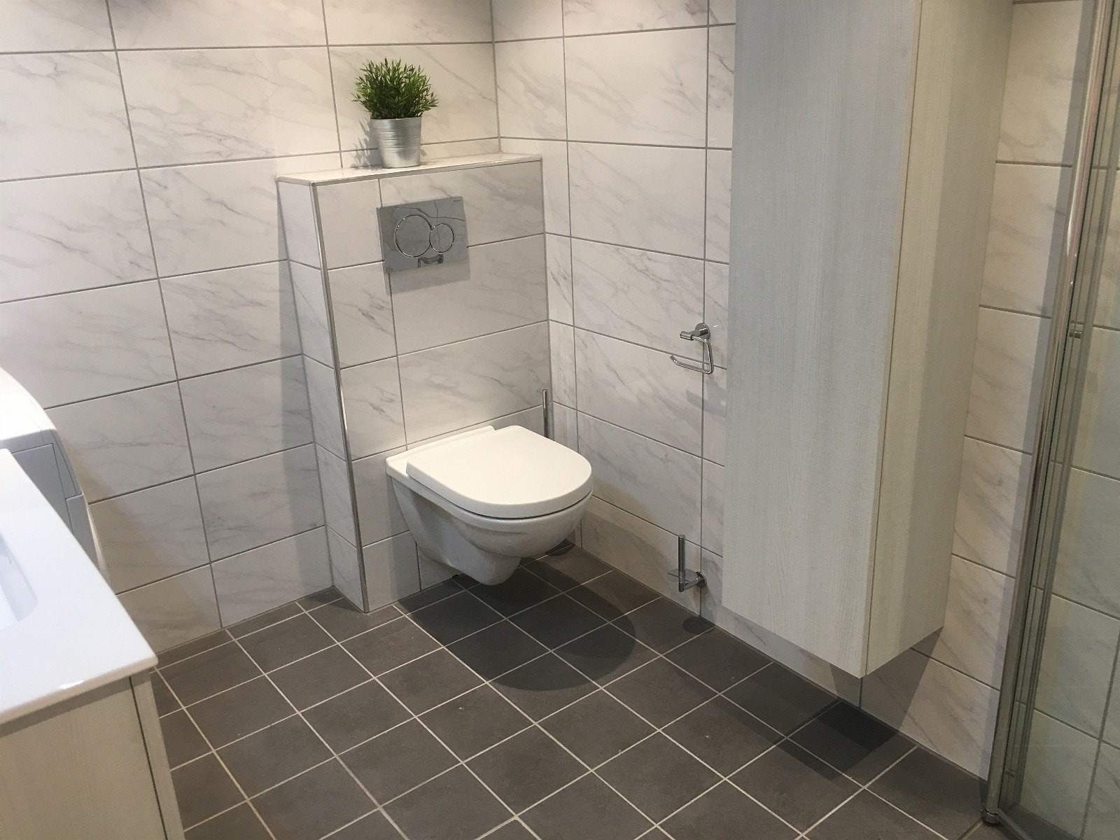 Vegghengt toalett med innebygd sisterne Galleribilde