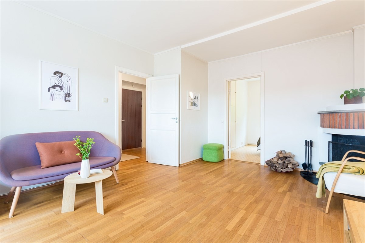 Romslig stue. Galleribilde