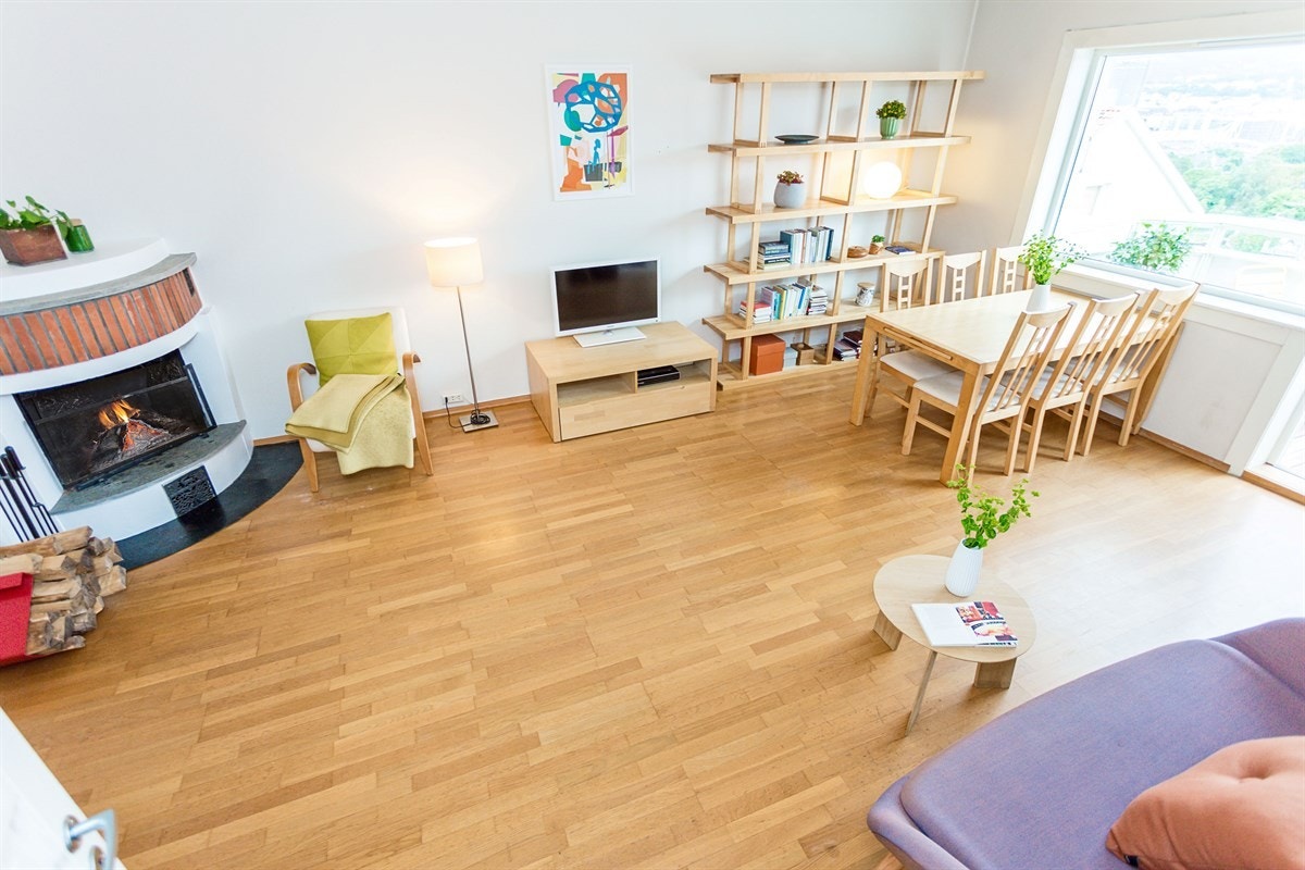 Uansett hvilken løsning du velger, så er det rom for alternativer. Mot enden av stuen står det en peis. Galleribilde