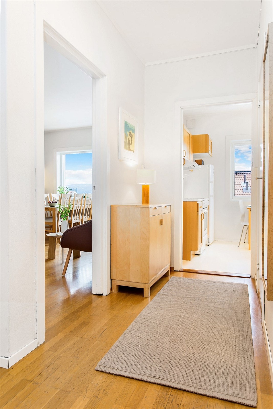 Entréen har en god planløsning, med integrert garderobeskap som har plass til klær og sko. Galleribilde